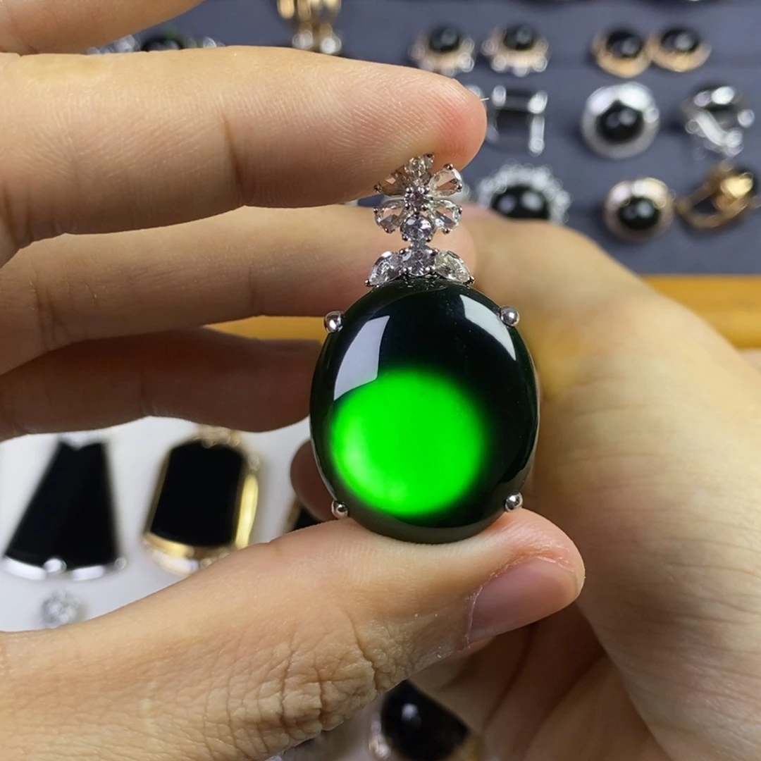 颈饰18K金镶嵌翡翠