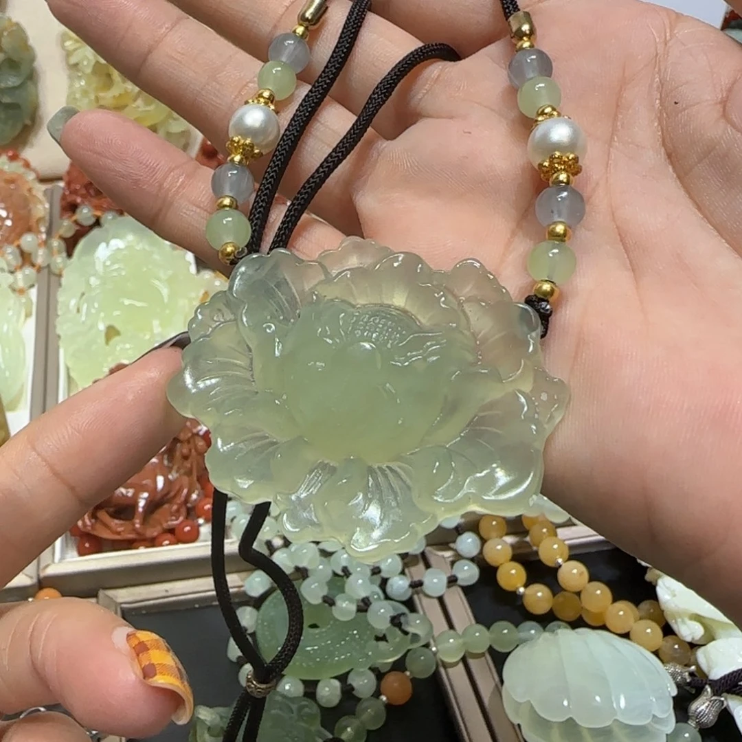 未镶嵌蛇纹石玉吊坠