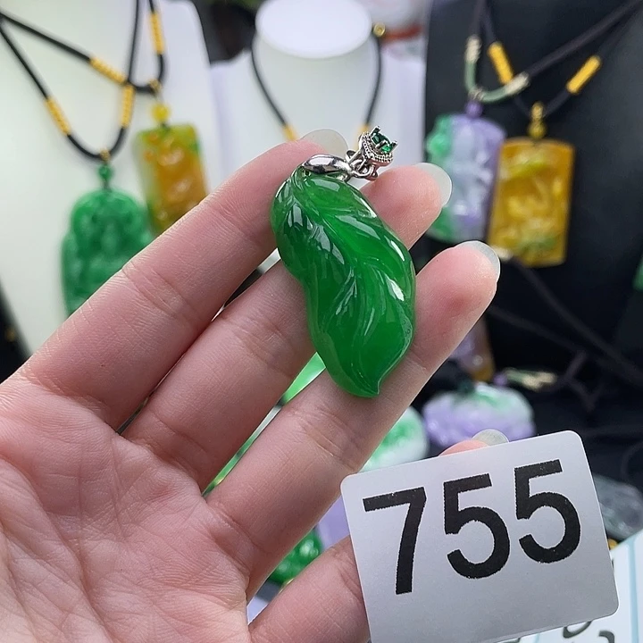 翡翠未镶嵌吊坠(赠链)