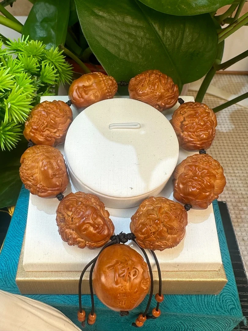 曦樾，万佛法相橄榄核雕手串