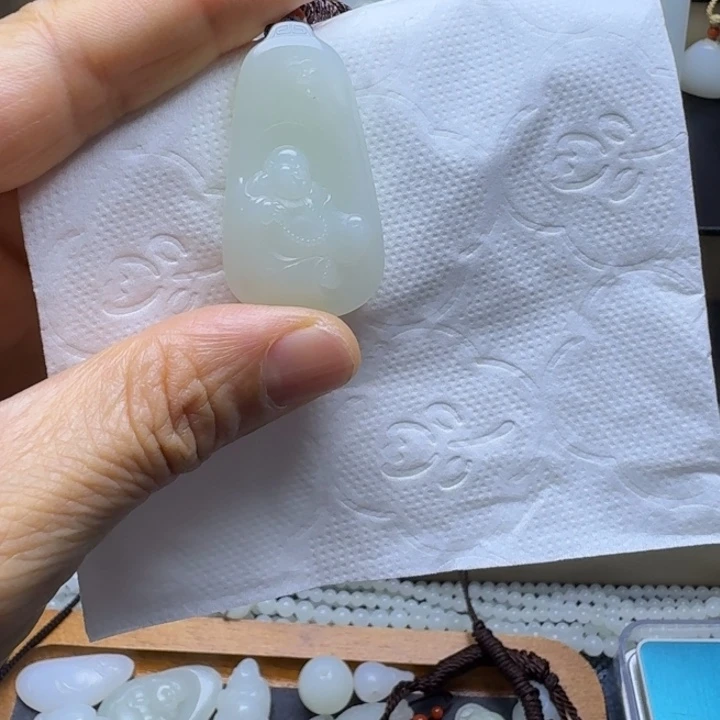 谭***峰颈饰未镶嵌和田玉