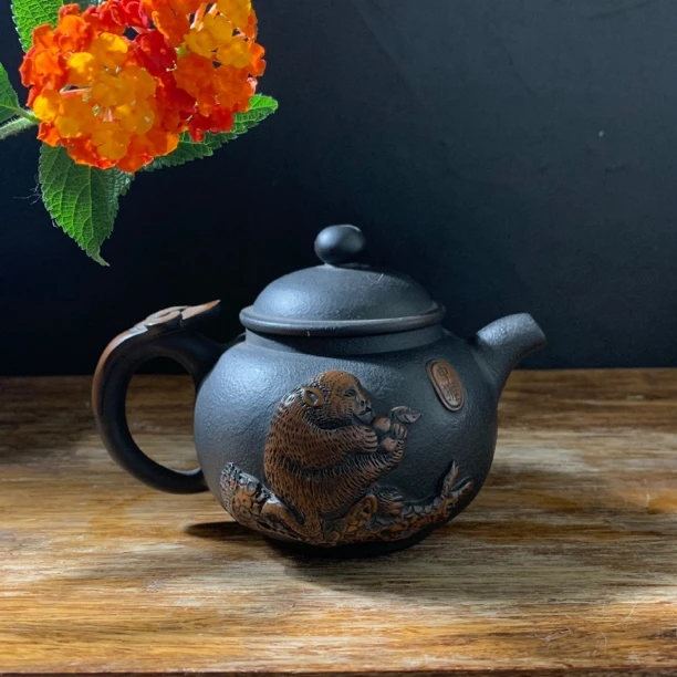 钟同舟老师作品云南建水紫陶茶壶堆雕灵猴献桃茶壶吉祥如意如意壶
