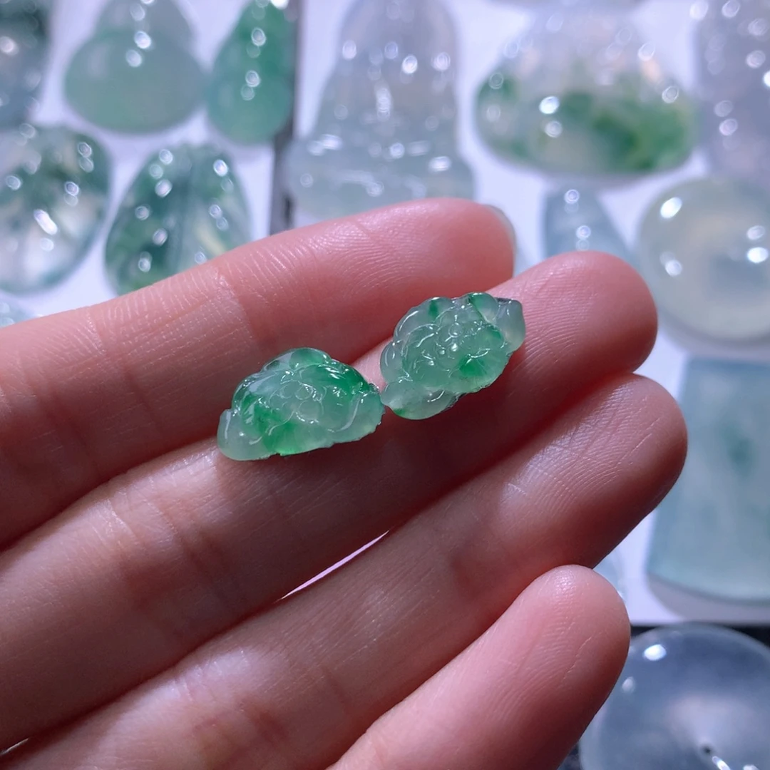 翡翠未镶嵌颈饰一对