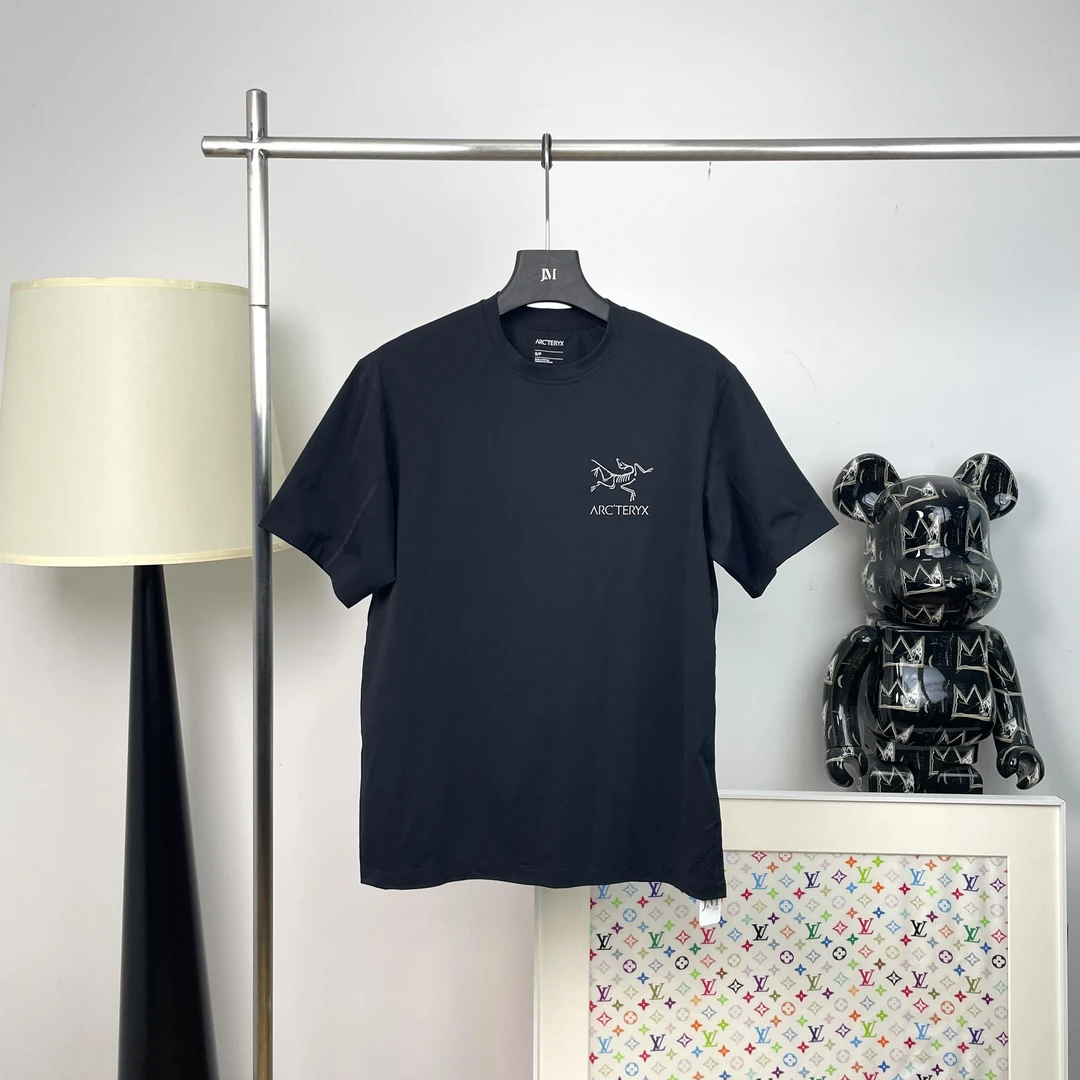 99新 ARC'TERYX/始祖鸟 4476/SS24 印花logo反光图案圆领直筒短袖