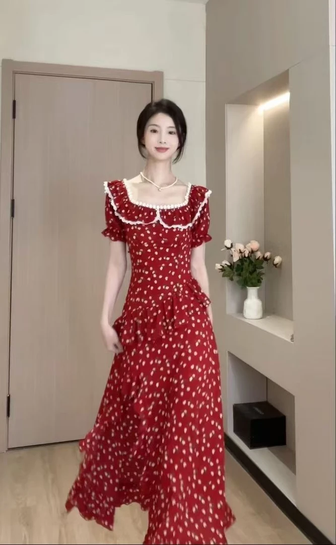 红色荷叶复古碎花2025法式连衣裙女新款春夏季度假长裙不规则方领