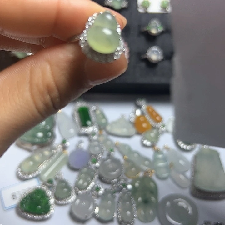 未镶嵌翡翠耳饰戒指