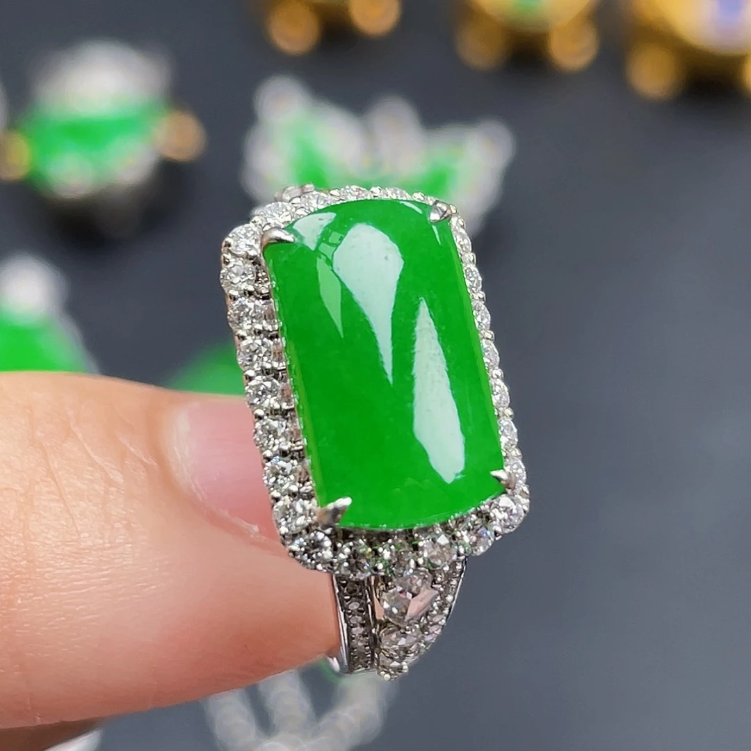 翡翠18K金镶嵌戒指绿马鞍