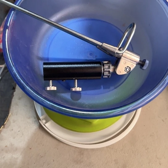 万向脚踩单地插一个。