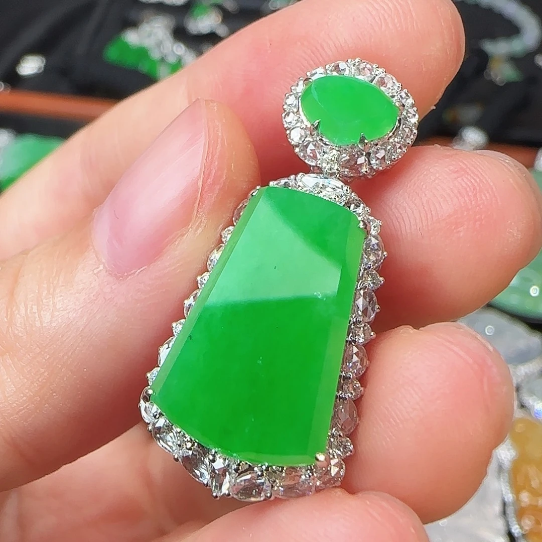 翡翠18K金镶嵌颈饰阳绿无事牌