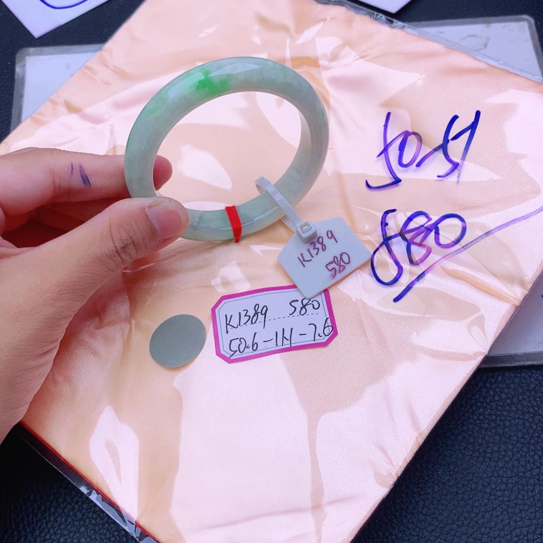 翡翠手镯未镶嵌翡翠