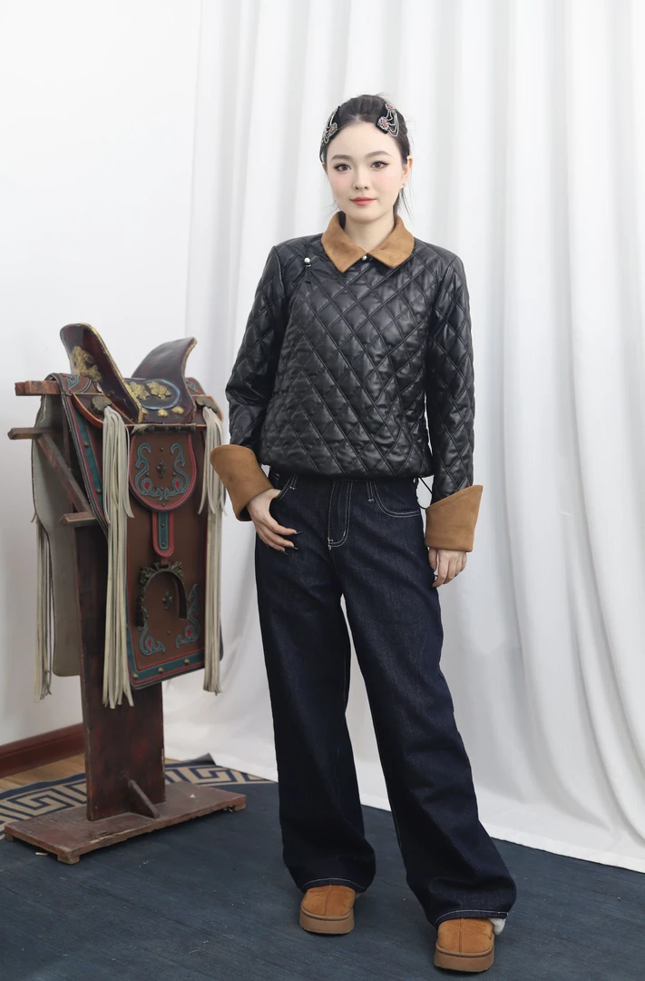 女款冬季民族风格纹短款棉袍外套，时尚保暖气质日常穿着佳品