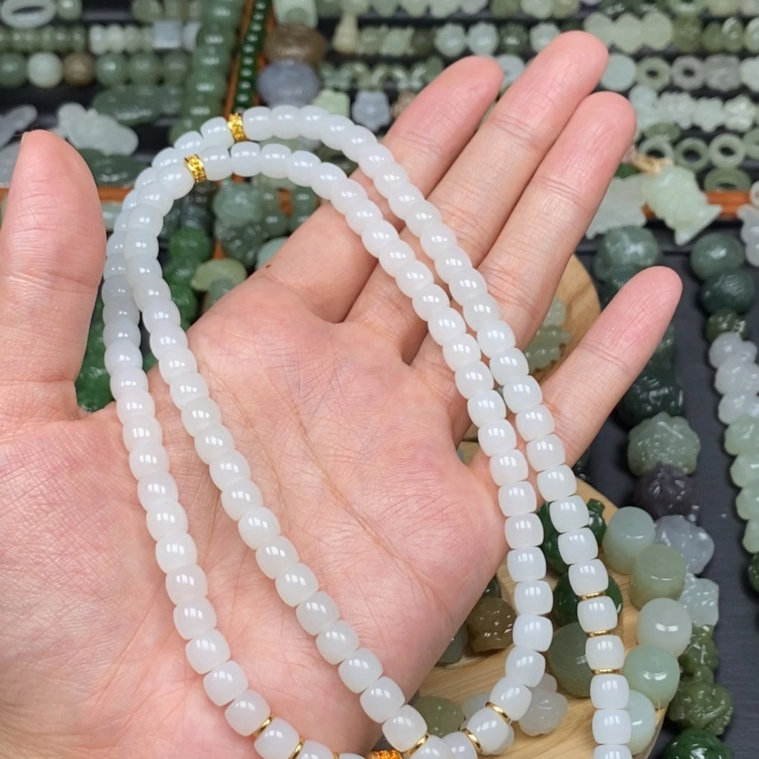 小***生颈饰未镶嵌和田玉