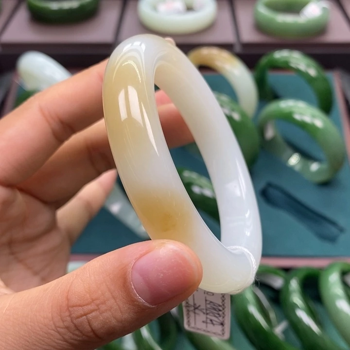 和田玉（糖玉）未镶嵌手镯