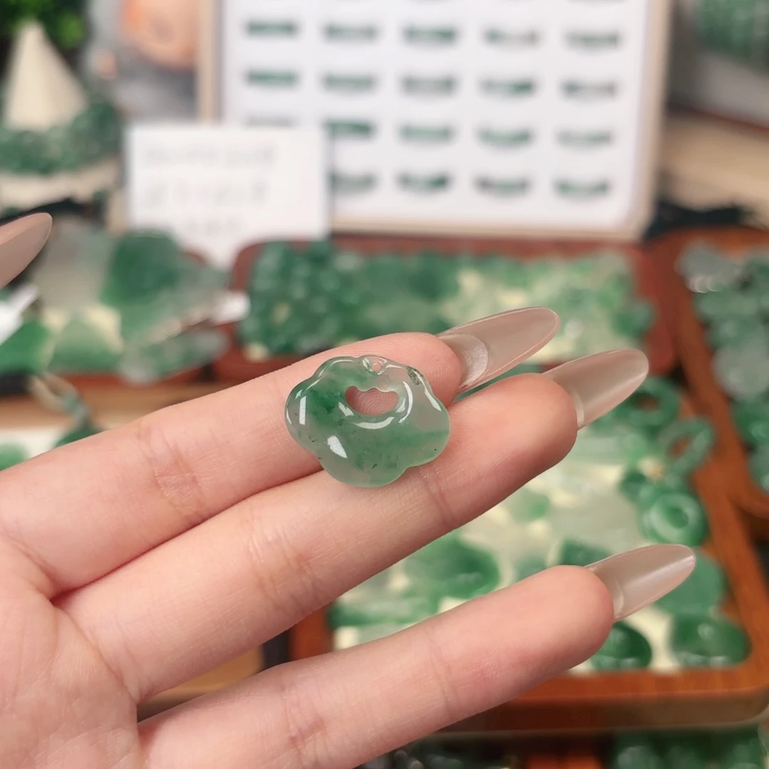 石英质玉（非洲翠）未镶嵌颈饰