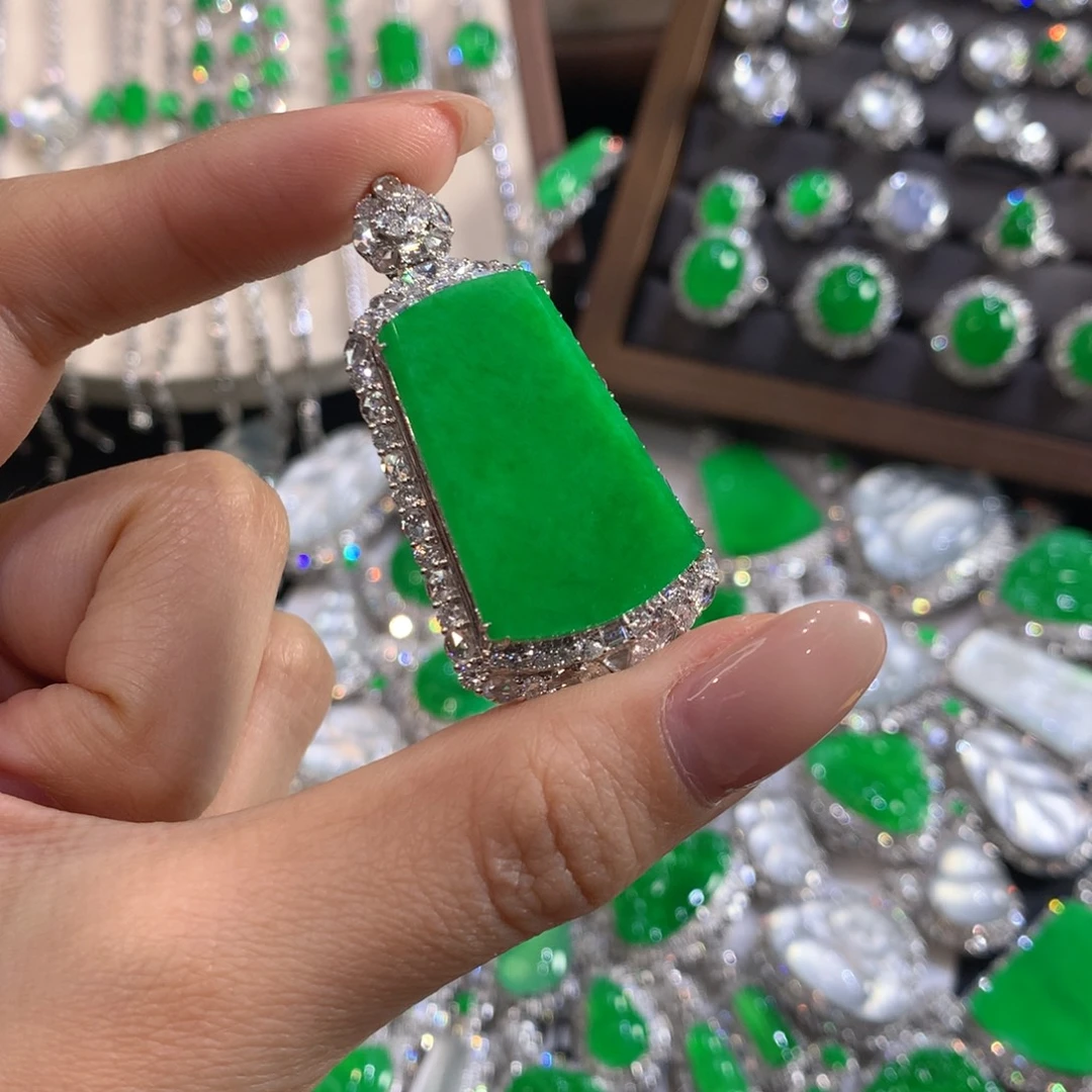 翡翠18K金镶嵌颈饰无事牌