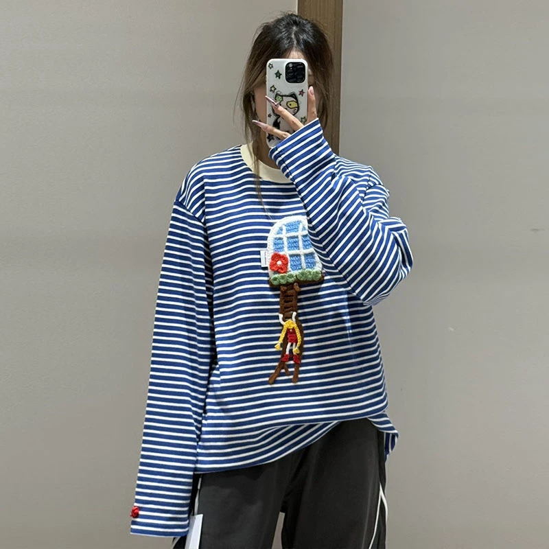 【现货】cheeriupi设计师新款25冬季爬窗户的小女孩条纹圆领上衣