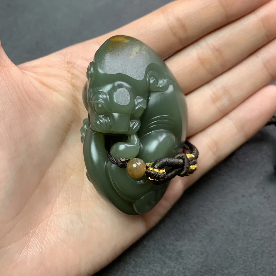 新疆和田玉籽料沙枣青手把件 62x39x33 AZ