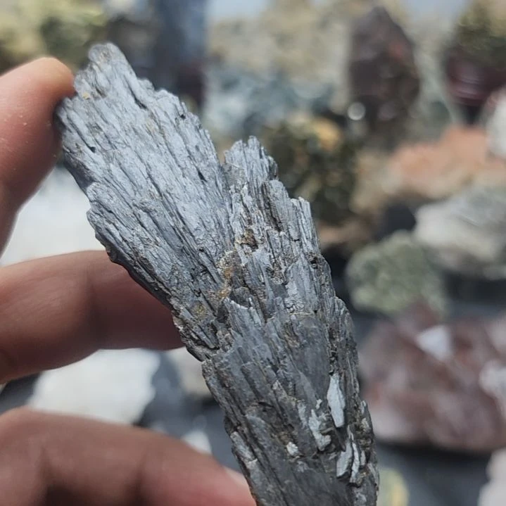 水晶未镶嵌摆件羽毛碧玺