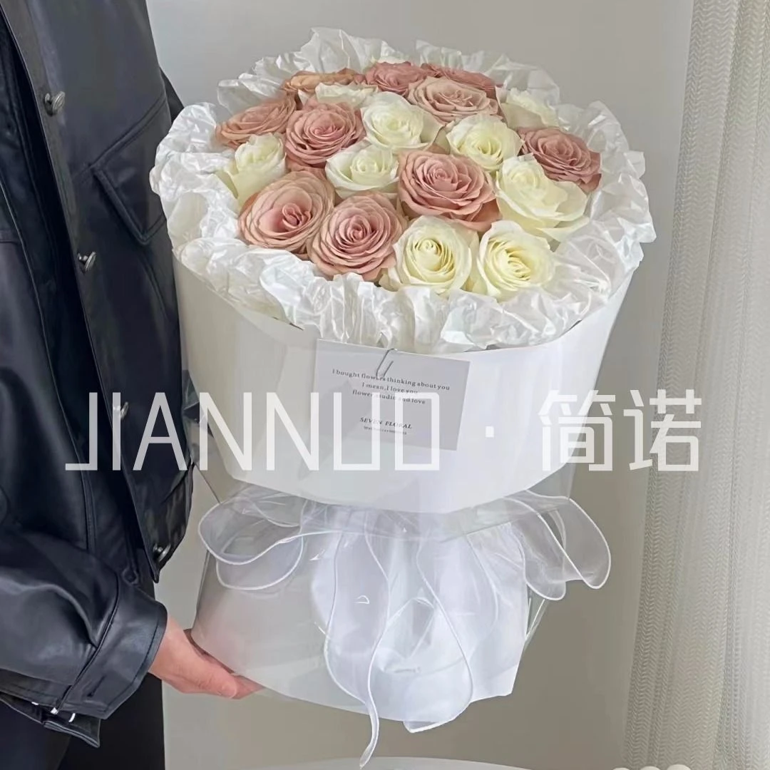 【相拥相伴】10朵卡布奇诺玫瑰搭配10朵白玫瑰 花店生日鲜花花束送花上门，鲜花店纪念日礼物