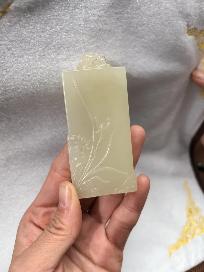 和田玉黄口兰花牌