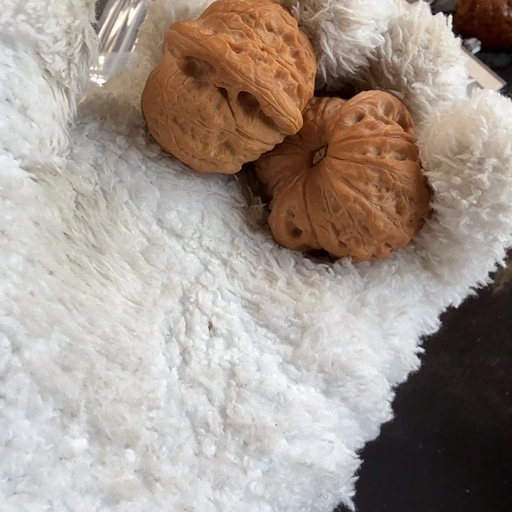 文玩核桃吊坠血麒麟