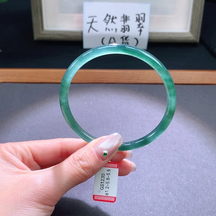 翡翠手镯未镶嵌天然翡翠手镯