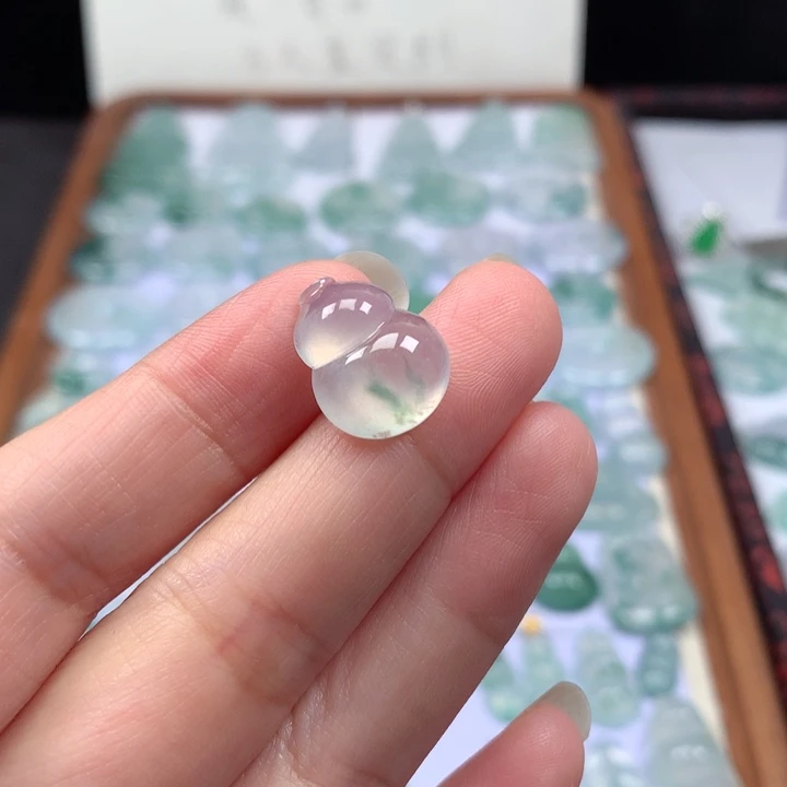 颈饰未镶嵌翡翠高冰飘花葫芦