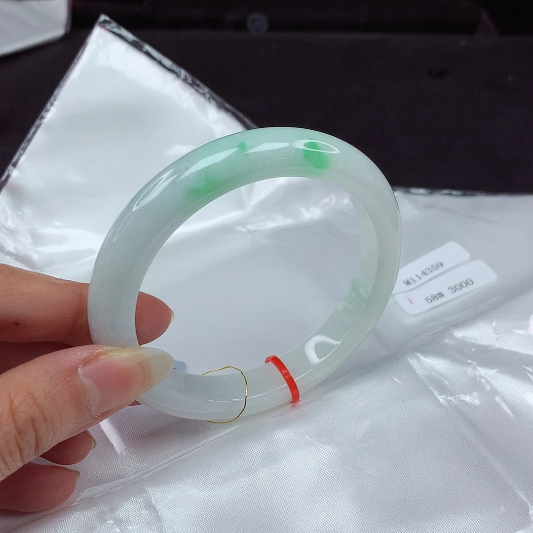 翡翠手镯未镶嵌一***?58圈359