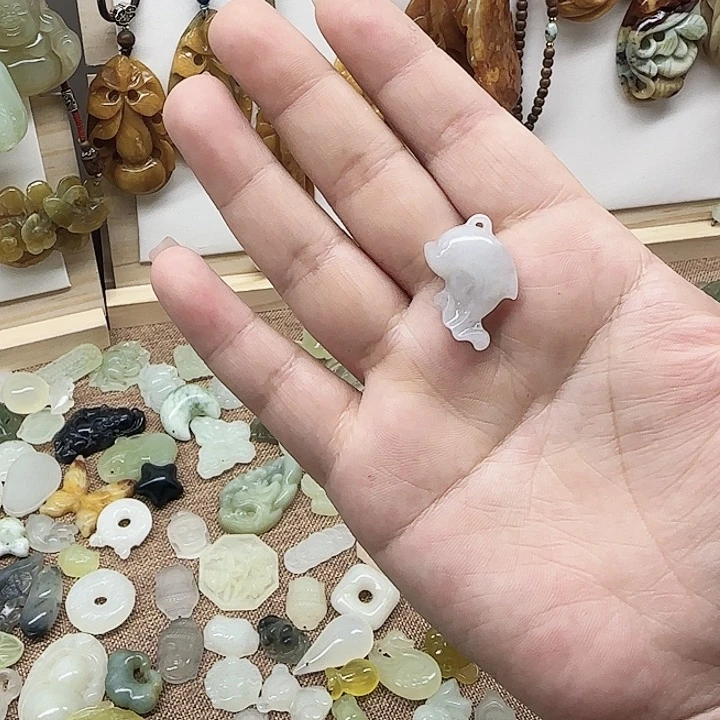 岫玉合金颈饰海豚