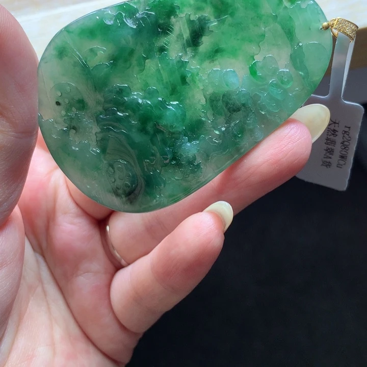 翡翠18K金镶嵌颈饰吊坠