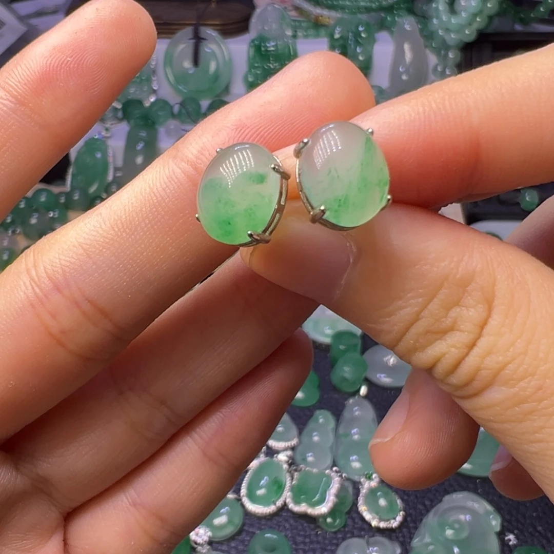 石英质玉（非洲翠）未镶嵌颈饰