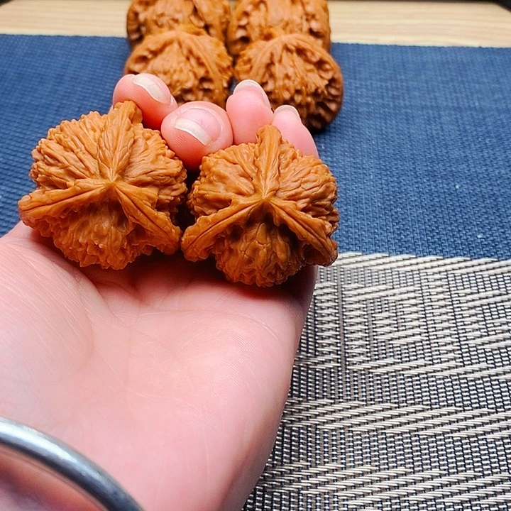 用***3文玩核桃吊坠三棱