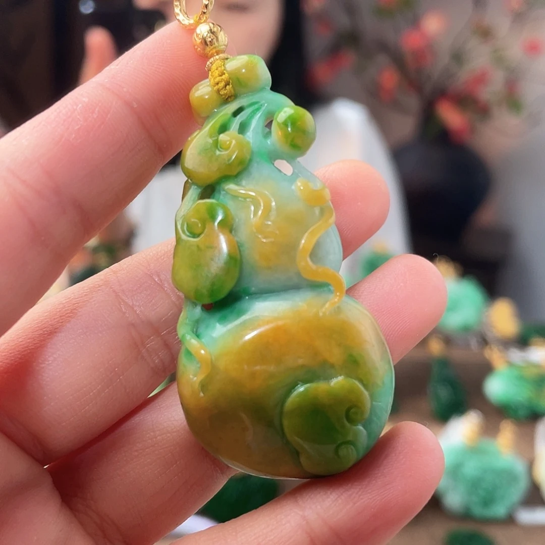 翡翠未镶嵌吊坠(赠链)