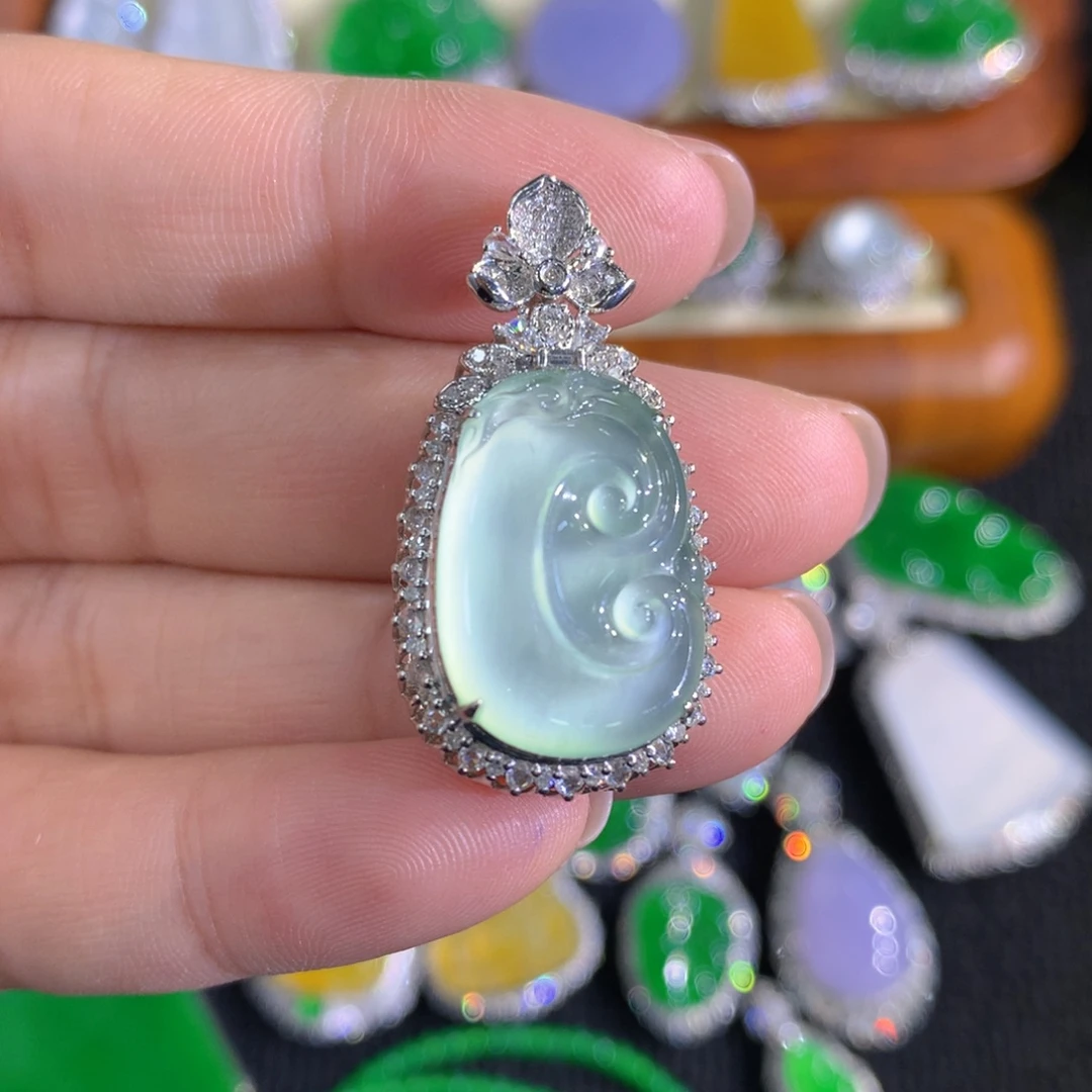 翡翠18K金镶嵌颈饰