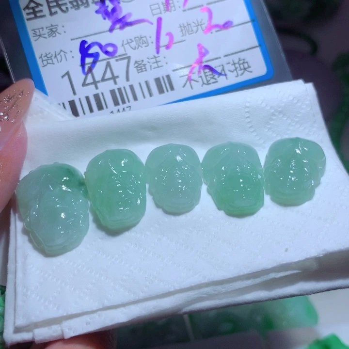 翡翠未镶嵌颈饰冀*