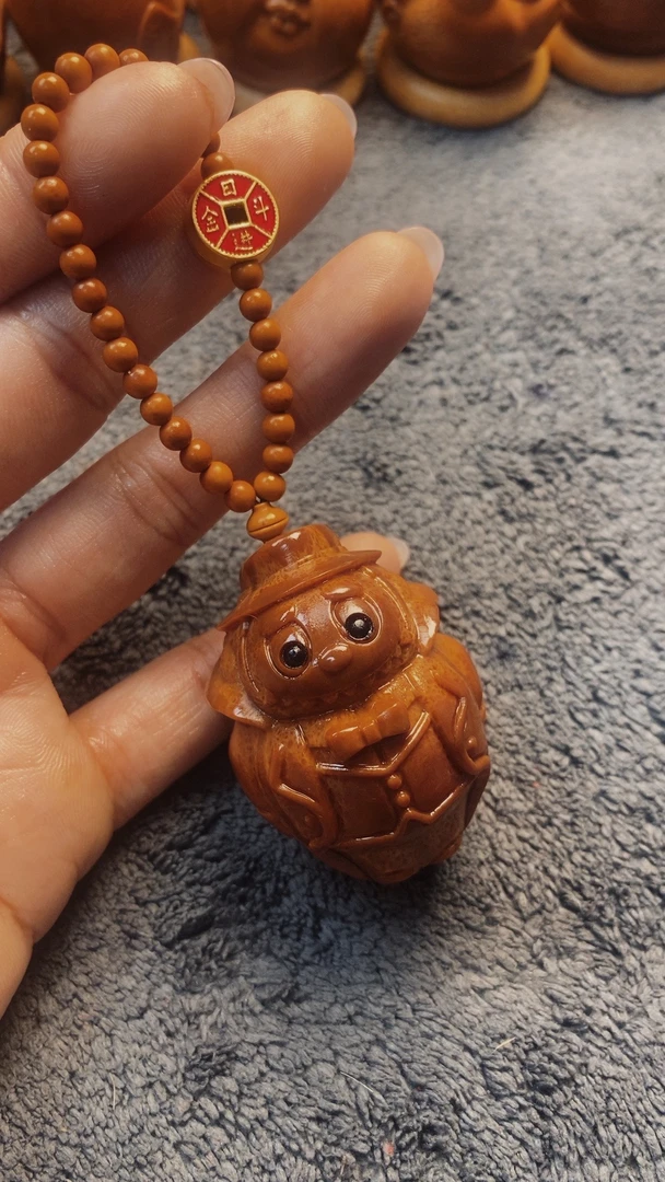 橄榄核雕刻男爵拉布布个性手把件