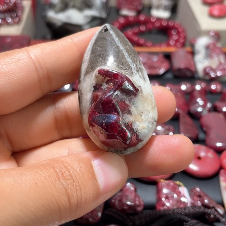 天然辰砂原石大晶体吊坠