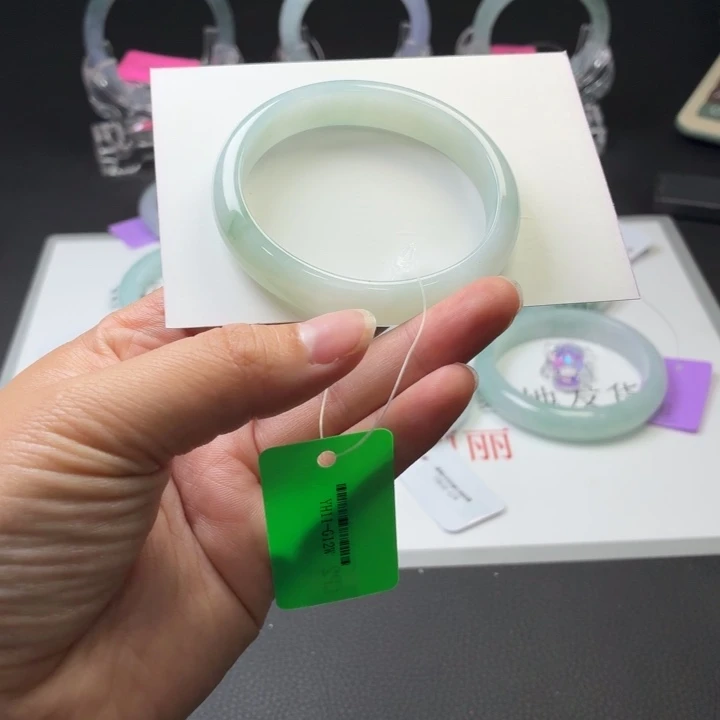 翡翠手镯未镶嵌缅甸a货翡翠手镯