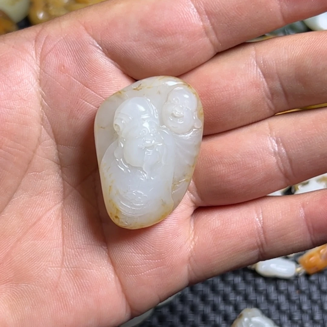 辛***巴和田玉未镶嵌颈饰