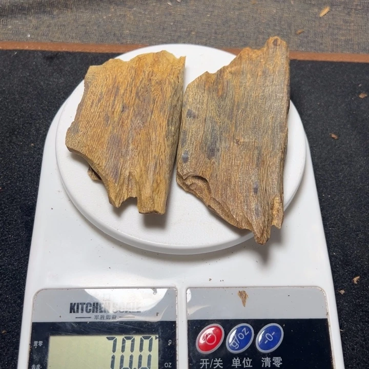 肥***n木海南产区蓝宝石块料 70克