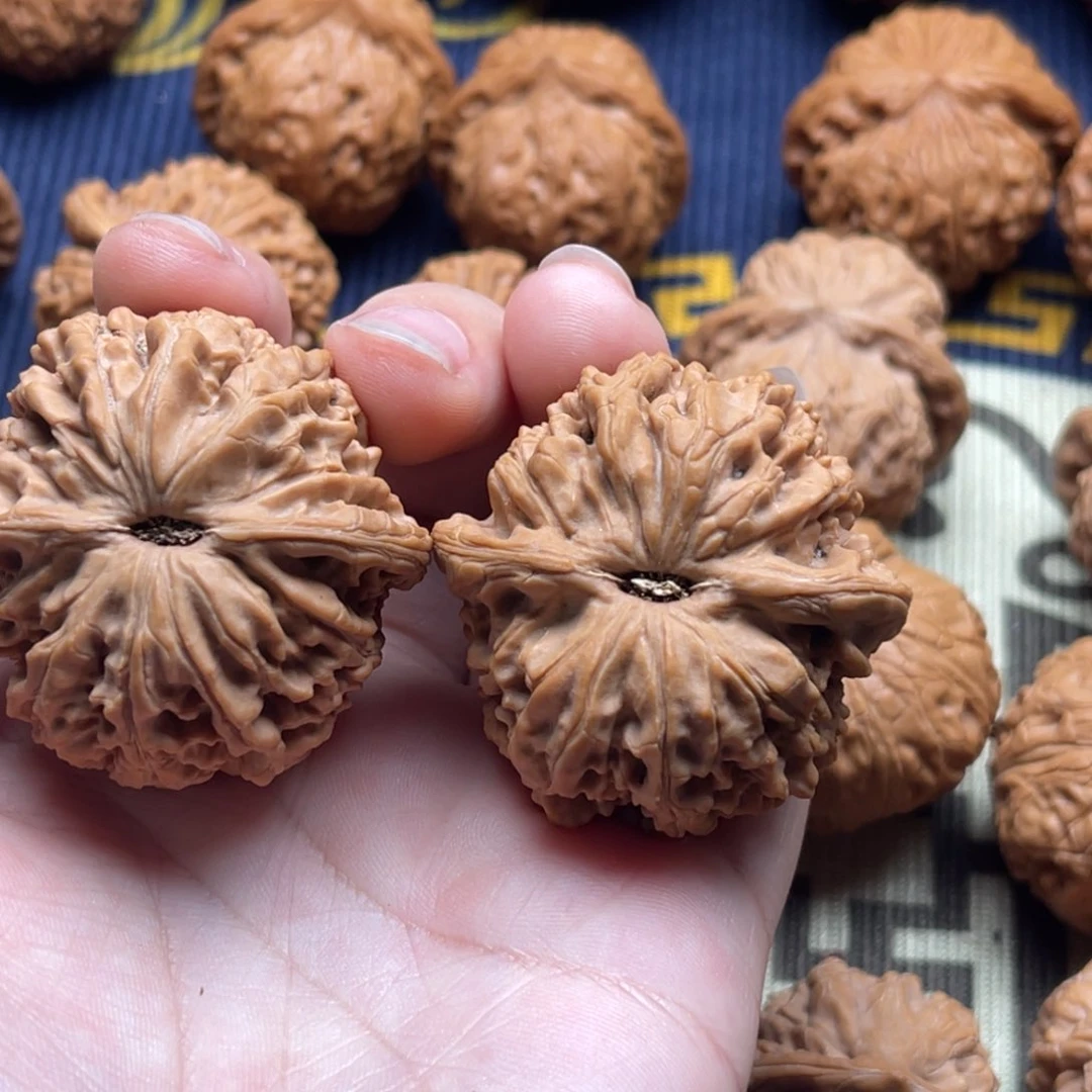 文玩核桃吊坠小**果女娲石40