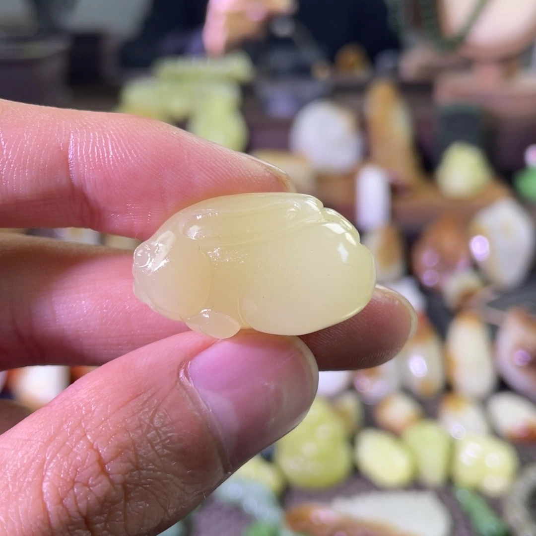 颈饰未镶嵌和田玉若羌黄口小兔子