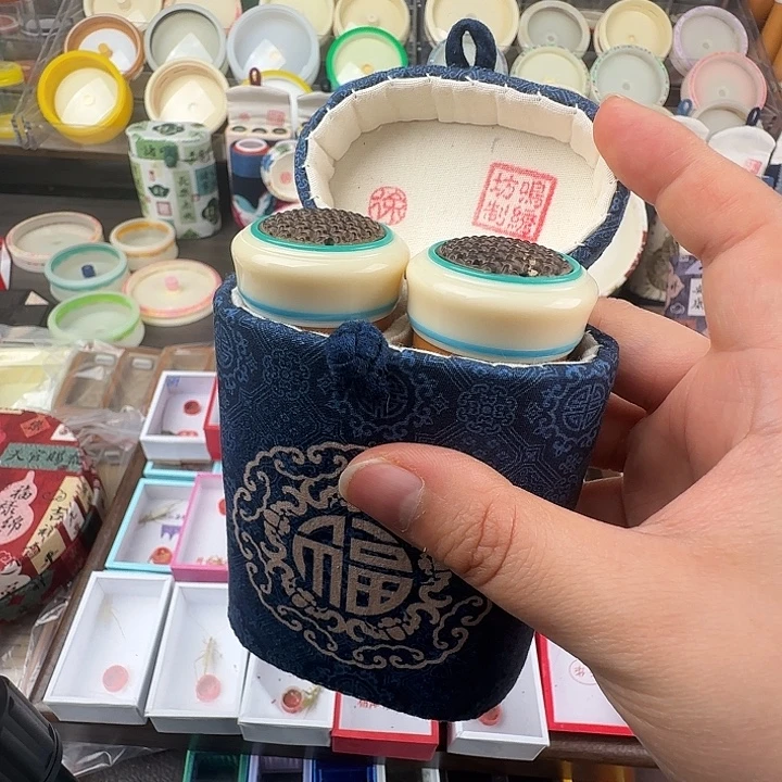 桔***。蟋蟀布套竹蛉筒一套……