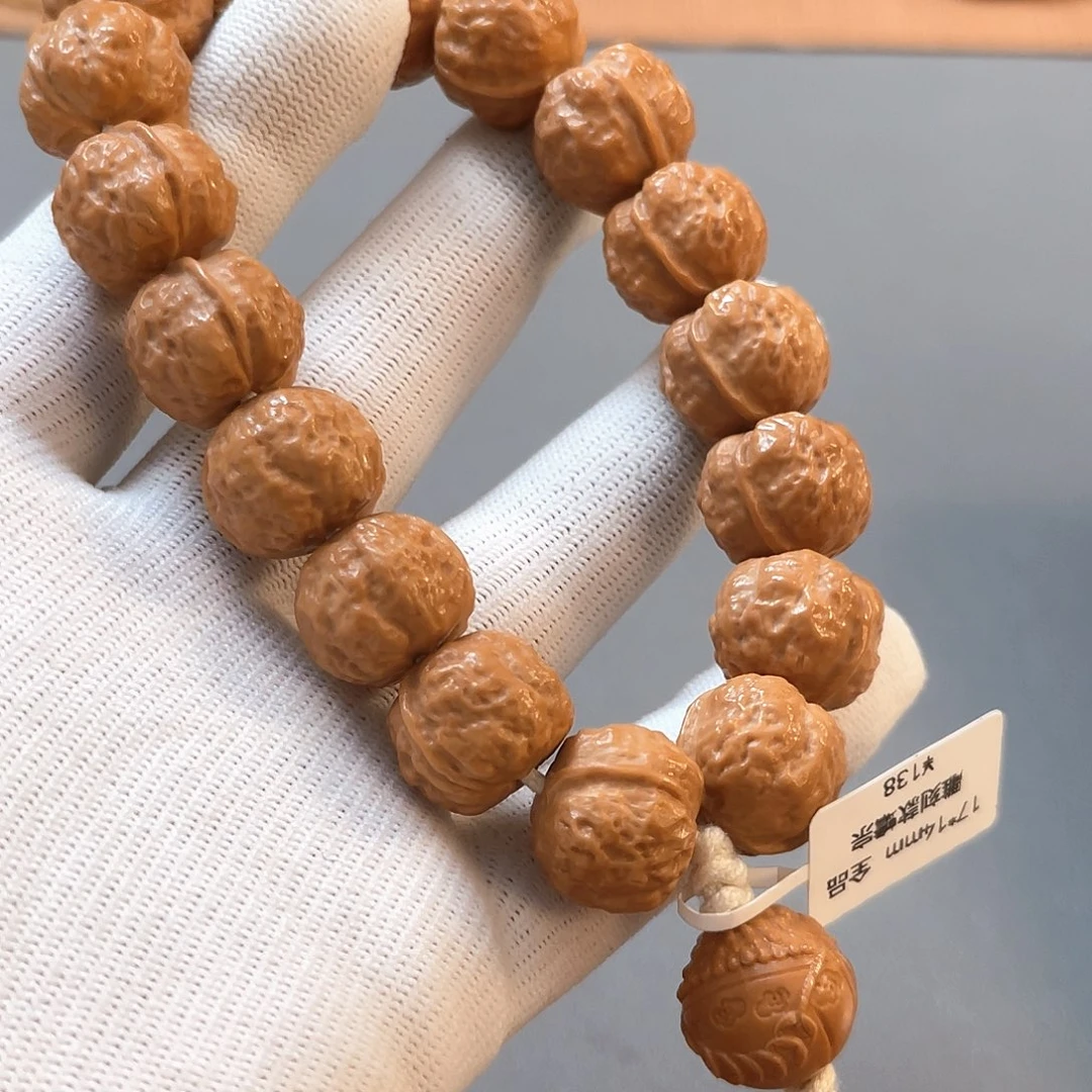 桃核把件蟾宗手持