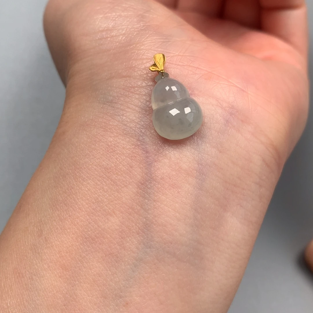 翡翠18K金镶嵌颈饰葫芦