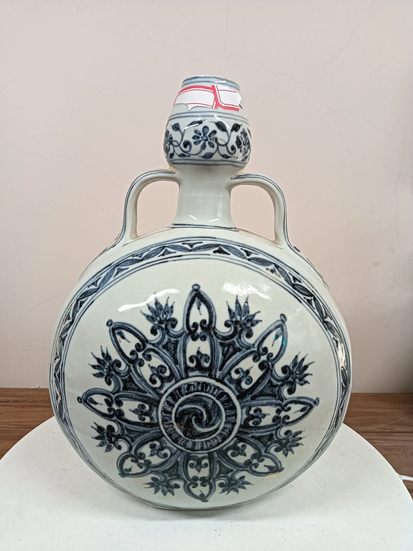 青花花卉抱月瓶。高29.8厘米