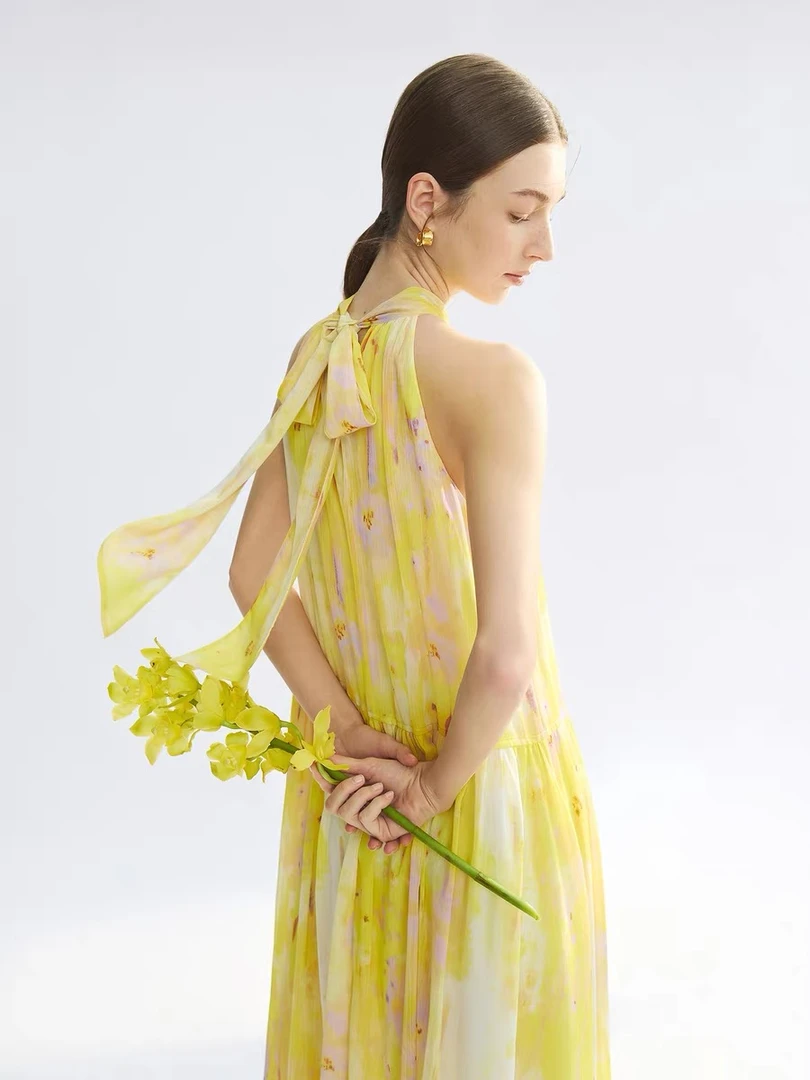 2025飞秒新品《黄玫瑰》夏季时尚显瘦显白黄色吊带连衣衣裙