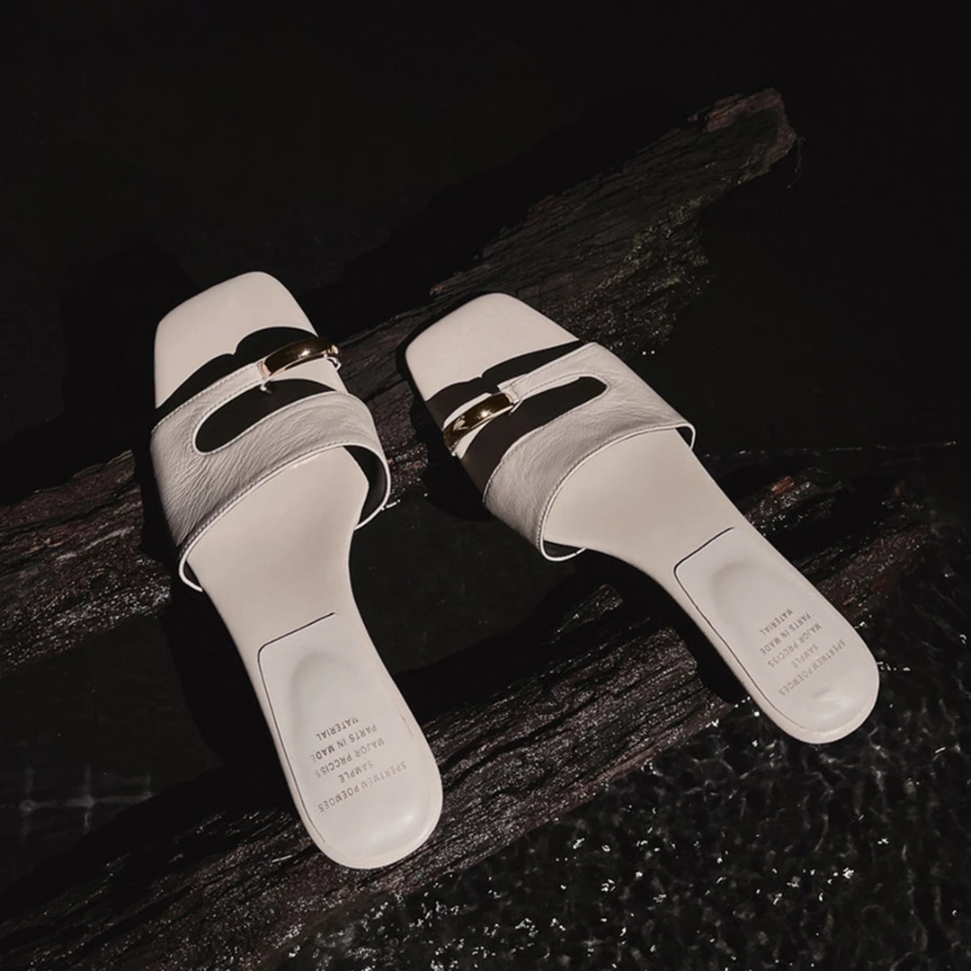 2025新款小众设计感细跟金属扣夹趾凉拖鞋女夏外穿中跟露趾一字拖