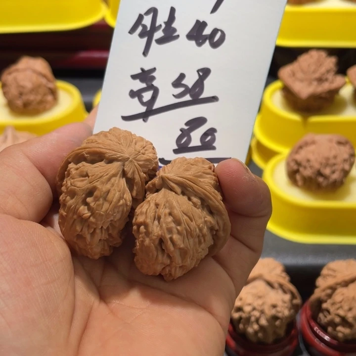 桃核吊坠白狮子半壁