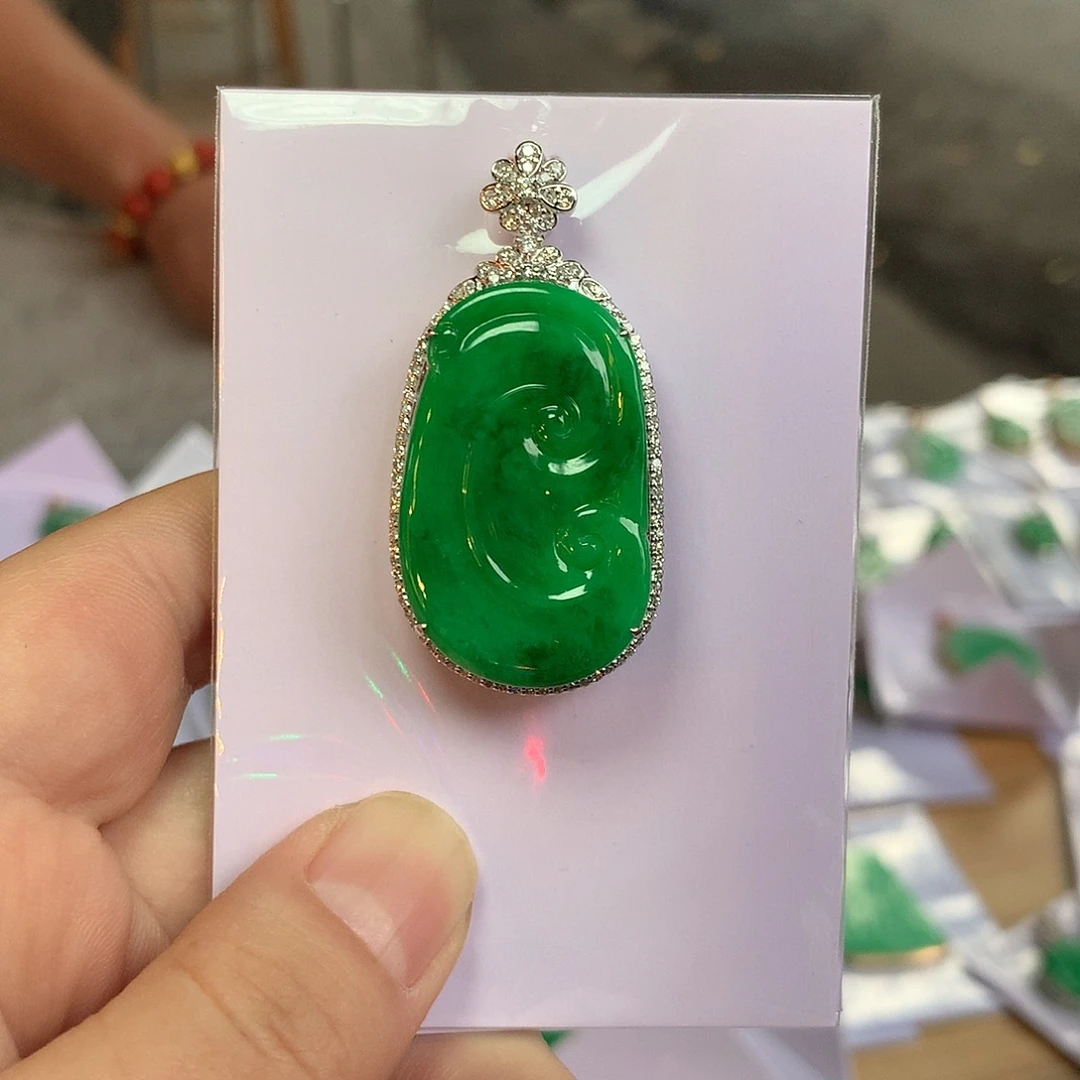 翡翠18K金镶嵌颈饰如意